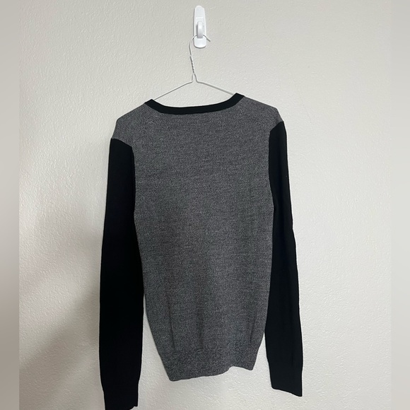 Express Men’s V-Neck Gray & Black Sweater (Men’s Small) - Picture 4 of 4